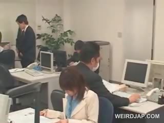 Appealing ázijské kancelária naivka dostane pohlavne teased na práca