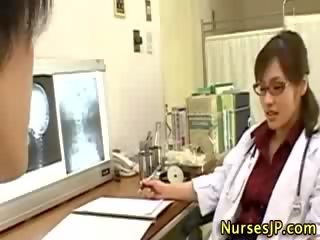 アジアの 女性 医師 手コキ