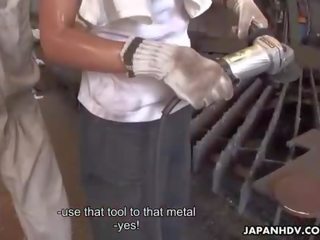 Japonais factory fille obtient baisée avec joie