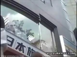 اليابانية فتاة سكرتيرات سراويل في السر videoed
