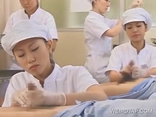 Японки медицинска сестра показно изпразване навън на възбуден кур
