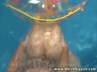 Asiatisk babe får fitte pounded i basseng og elsker det